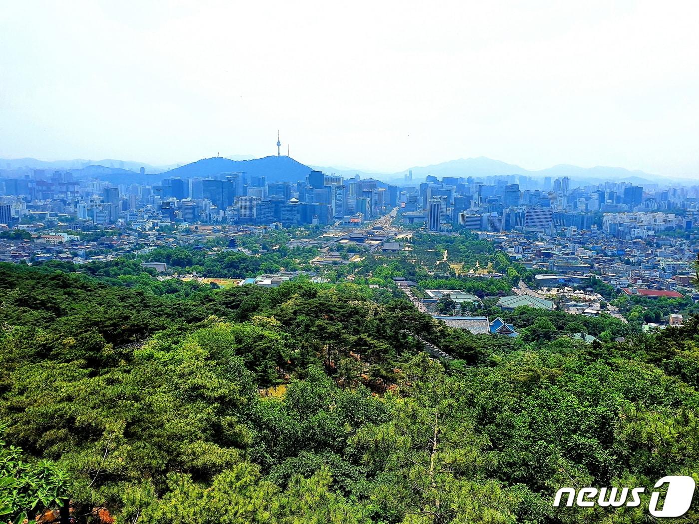 북악산의 청와대 전망대에서 바라본 서울풍경. 북악산-청와대-경복궁-광화문으로 이어지는 도시경관의 끝에 남산이 있다 ⓒ 뉴스1