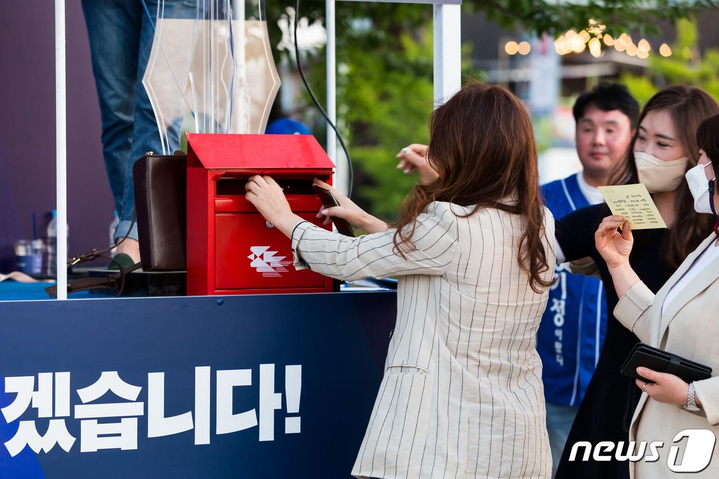 강기정 광주시장이 후보 시절 시민들과 쌍방향 소통을 위해 설치한 &#39;듣는다 우체통&#39;에 시민들이 편지를 적어 넣고 있다.&#40;2022.5.29/뉴스1 ⓒ News1 박준배 기자