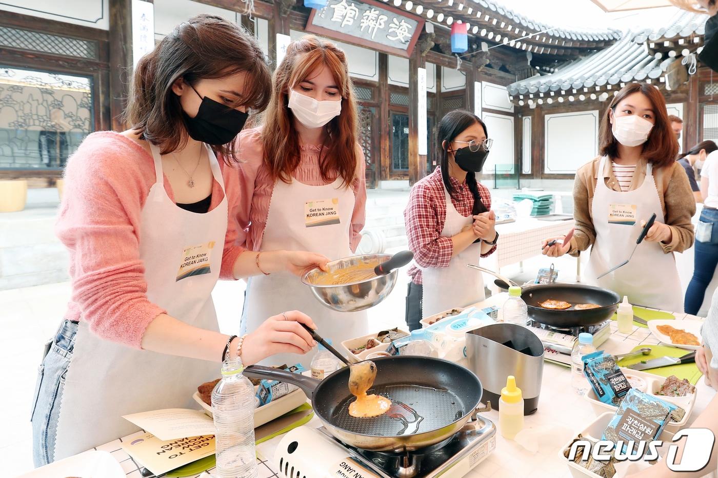 30일 오전 서울 중구 한국의집에서 열린 외국인 대상 한식 일일 체험 행사에서 참가자들이 전라도 장을 활용한 고추장전을 만들고 있다. 2022.5.30/뉴스1 ⓒ News1 민경석 기자