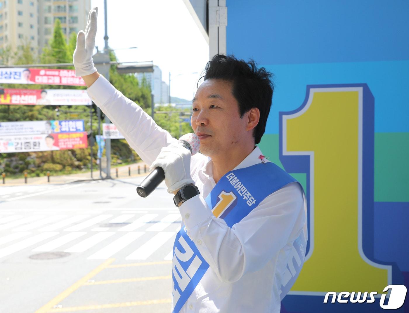 김병관 더불어민주당 성남 분당갑 후보가 31일 오후 경기 성남시 분당구 판교동 일대에서 시민들에게 지지를 호소하고 있다. 2022.5.31/뉴스1 ⓒ News1 김영운 기자