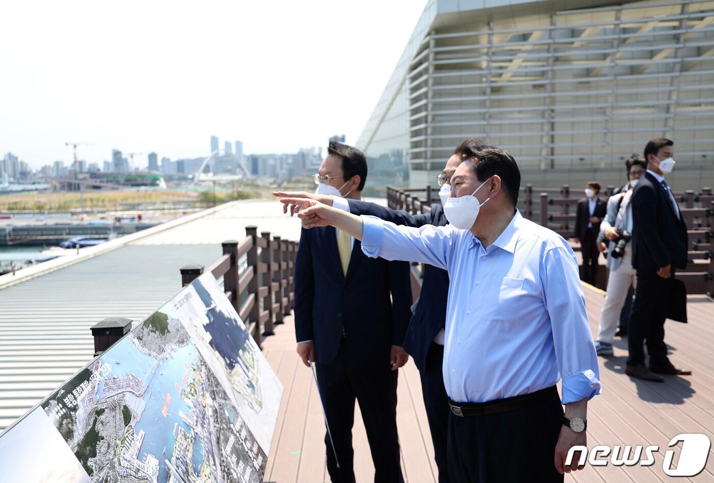 지난 5월31일 윤석열 대통령이 부산 국제여객터미널에서 2030부산엑스포 부지를 둘러보고 있다. &#40;대통령실 제공&#41; 2022.5.31/뉴스1