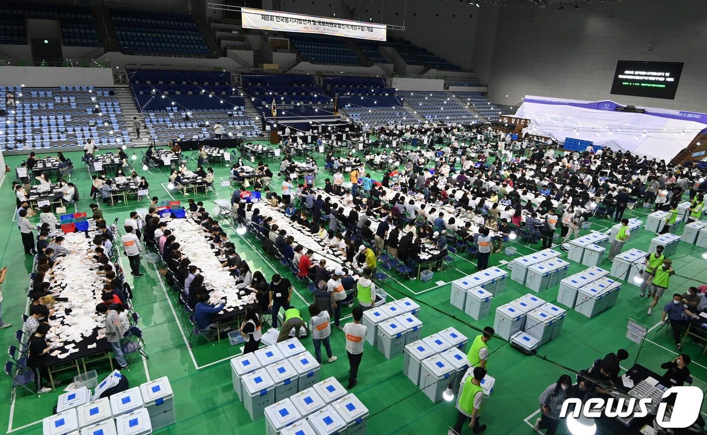 인천선거관리위원회 사무원들이 1일 오후 인천 계양체육관에서 개표를 하고 있다.&#40;인천사진공동취재단&#41;2022.6.1/뉴스1