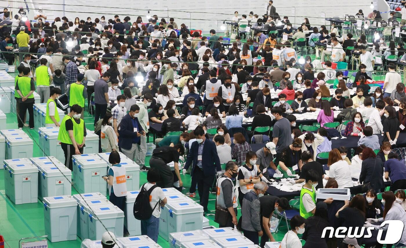 인천선거관리위원회 사무원들이 1일 오후 인천 계양체육관에서 개표를 하고 있다.&#40;인천사진공동취재단&#41;2022.6.1/뉴스1