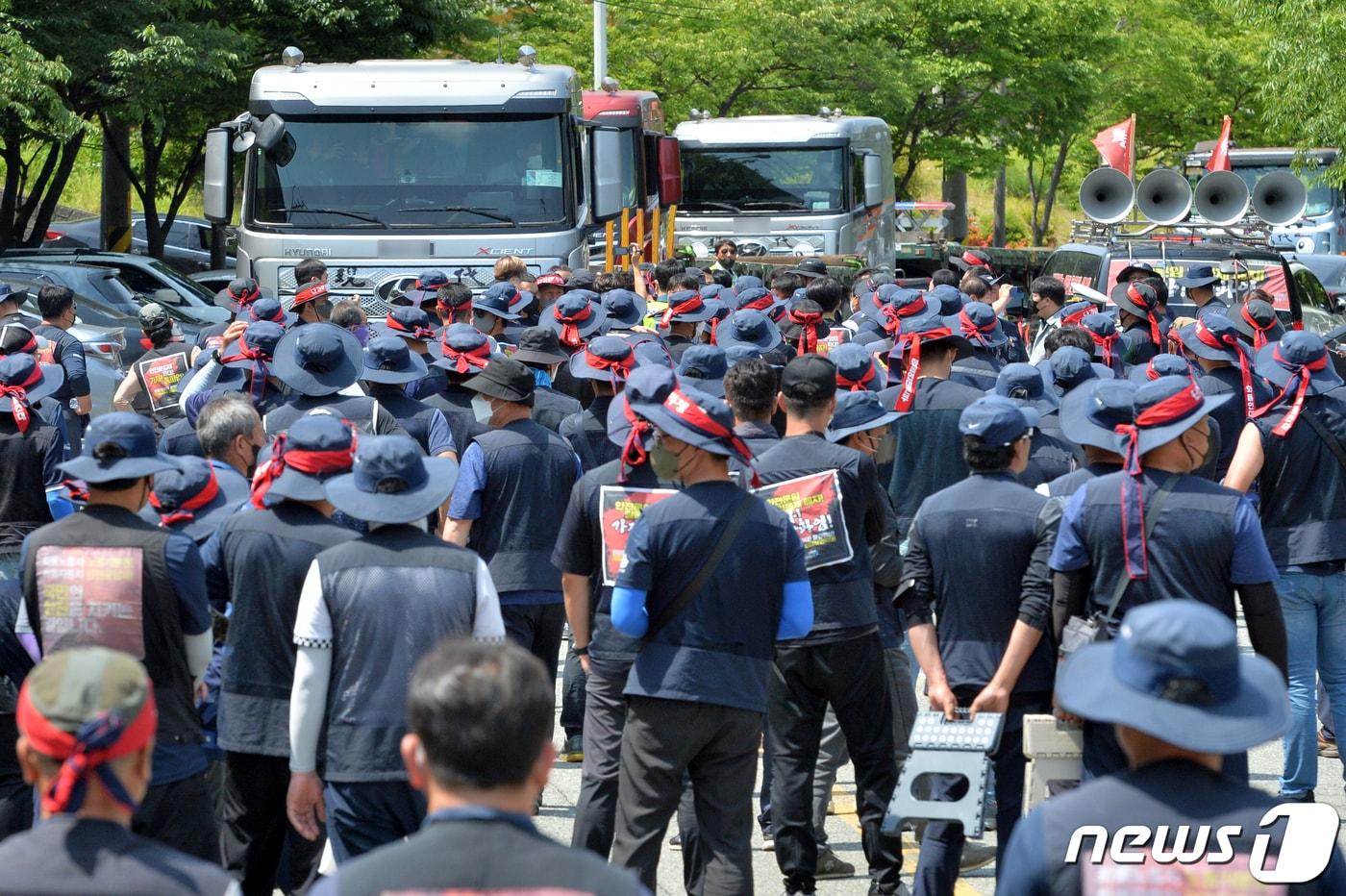 민주노총 전국공공운수노동조합 화물연대 총파업 나흘째인 10일 오전 경북 포항시 남구 철강공단에 있는 A사 정문에서 화물연대 노조원들이 화물차 출입을 두고 경찰과 신경전을 벌이고 있다. 2022.6.10/뉴스1 ⓒ News1 최창호 기자