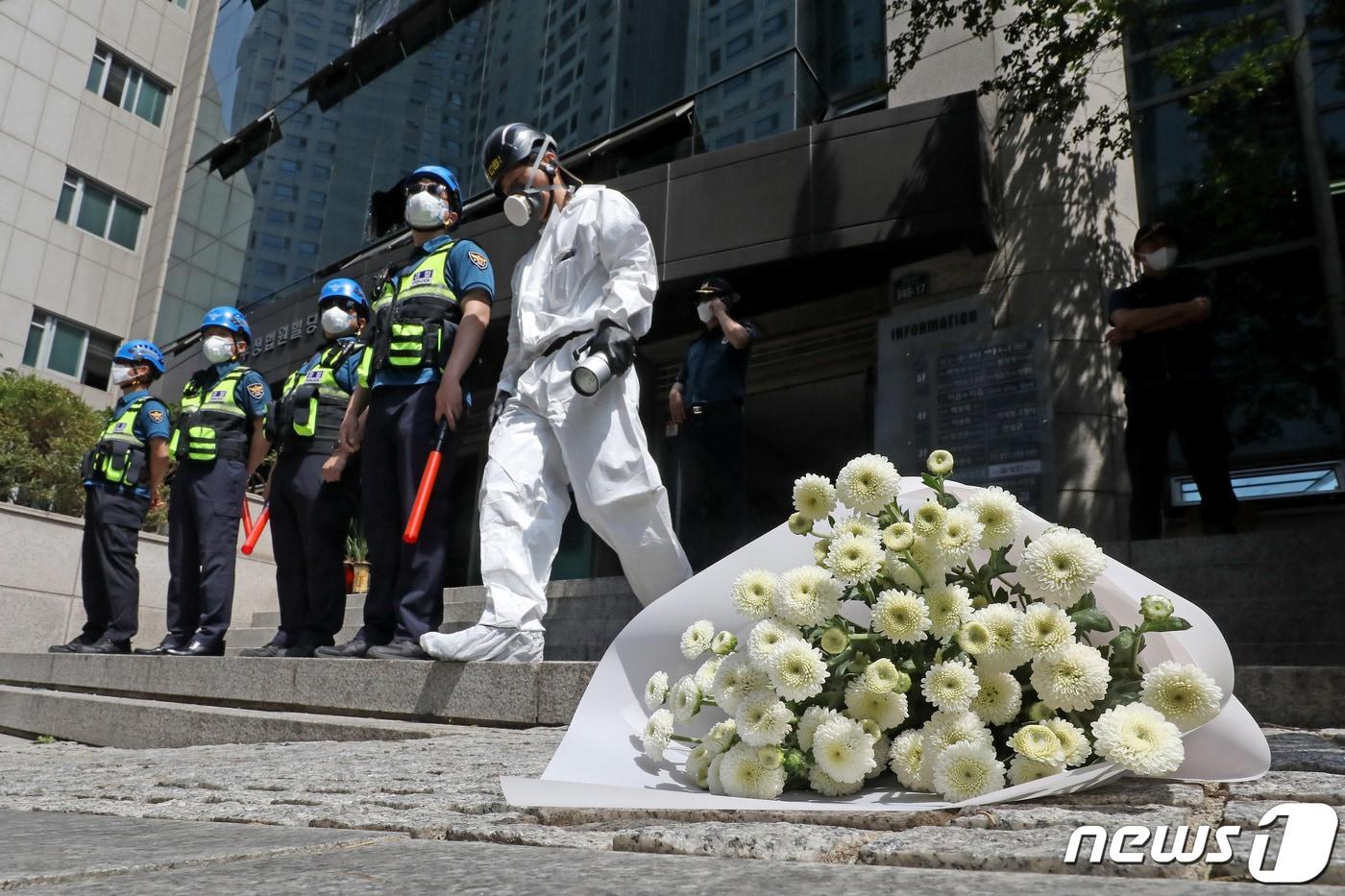 10일 오전 대구 수성구 범어동 변호사 사무실 건물 앞에 희생자를 추모하는 조화&#40;弔花&#41;가 놓여 있다. 2022.6.10/뉴스1 ⓒ News1 공정식 기자