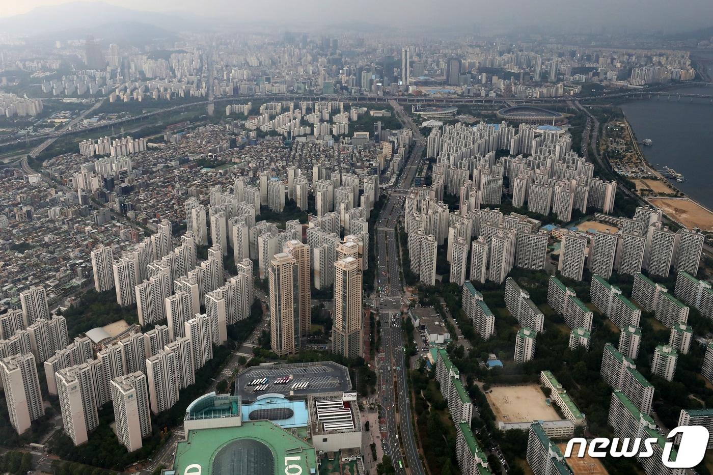 서울 송파구 롯데월드타워 서울스카이에서 바라본 송파구 일대 아파트 단지 모습. ⓒ News1 민경석 기자