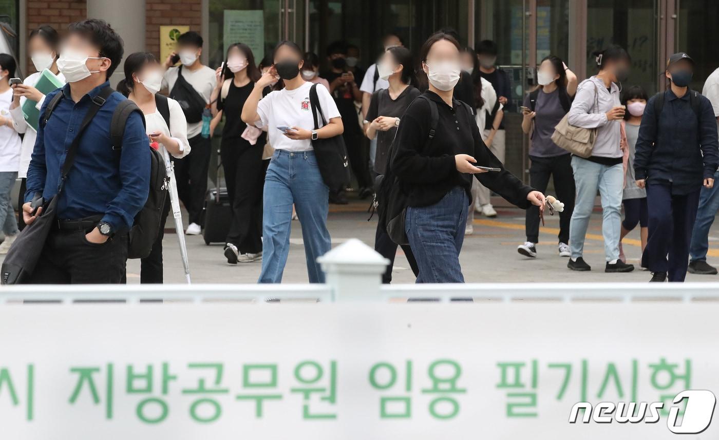 지방공무원 9급 공채 임용 필기시험장의 모습. ⓒ News1 임세영 기자