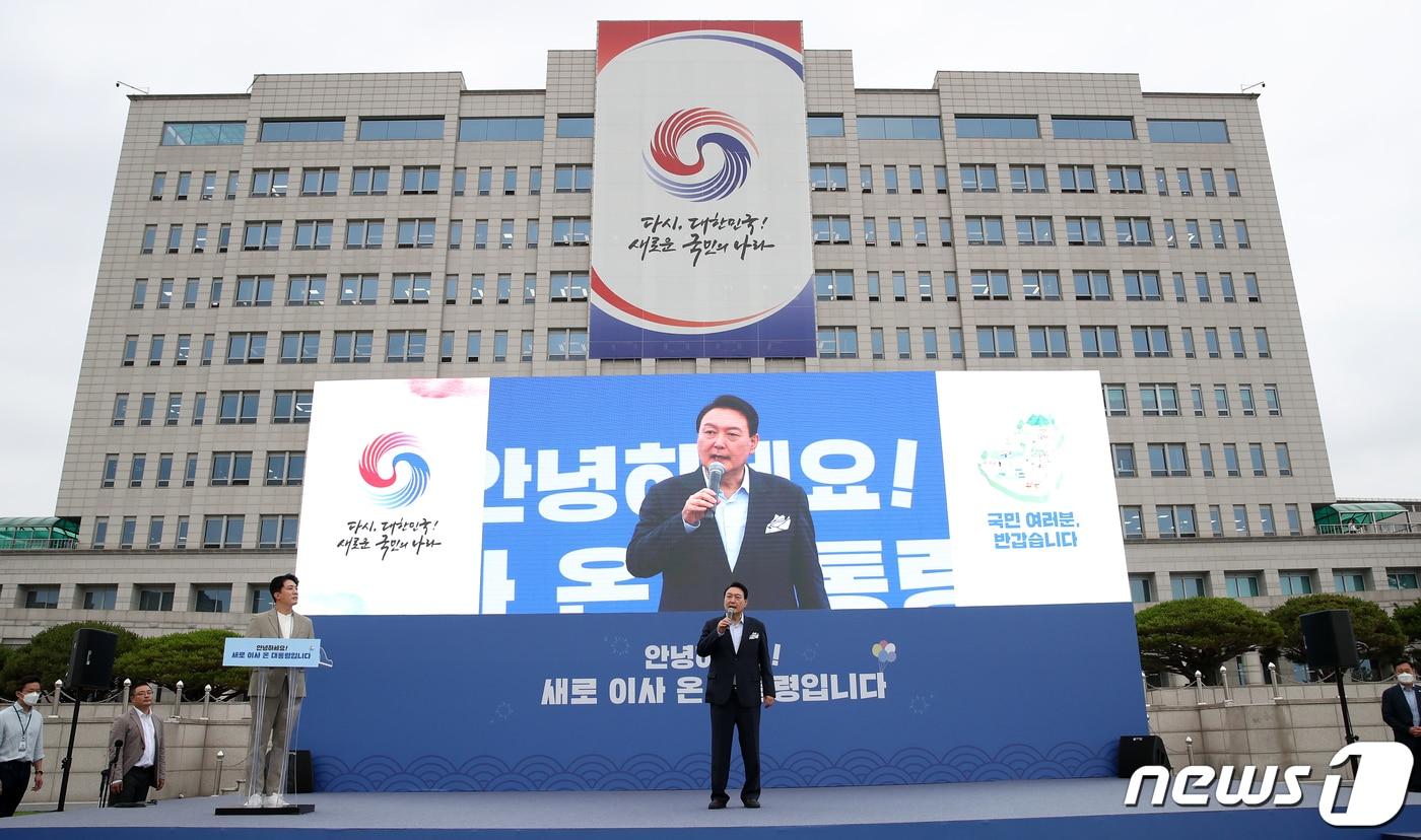 윤석열 대통령이 19일 오후 용산 대통령실 청사 앞 잔디마당에서 열린 대통령실 이전 기념 어린이·주민 초대 행사&#40;부제: 안녕하세요! 새로 이사 온 대통령입니다&#41;에서 환영 인사말을 하고 있다. 대통령실사진기자단 2022.6.19/뉴스1 ⓒ News1 오대일 기자