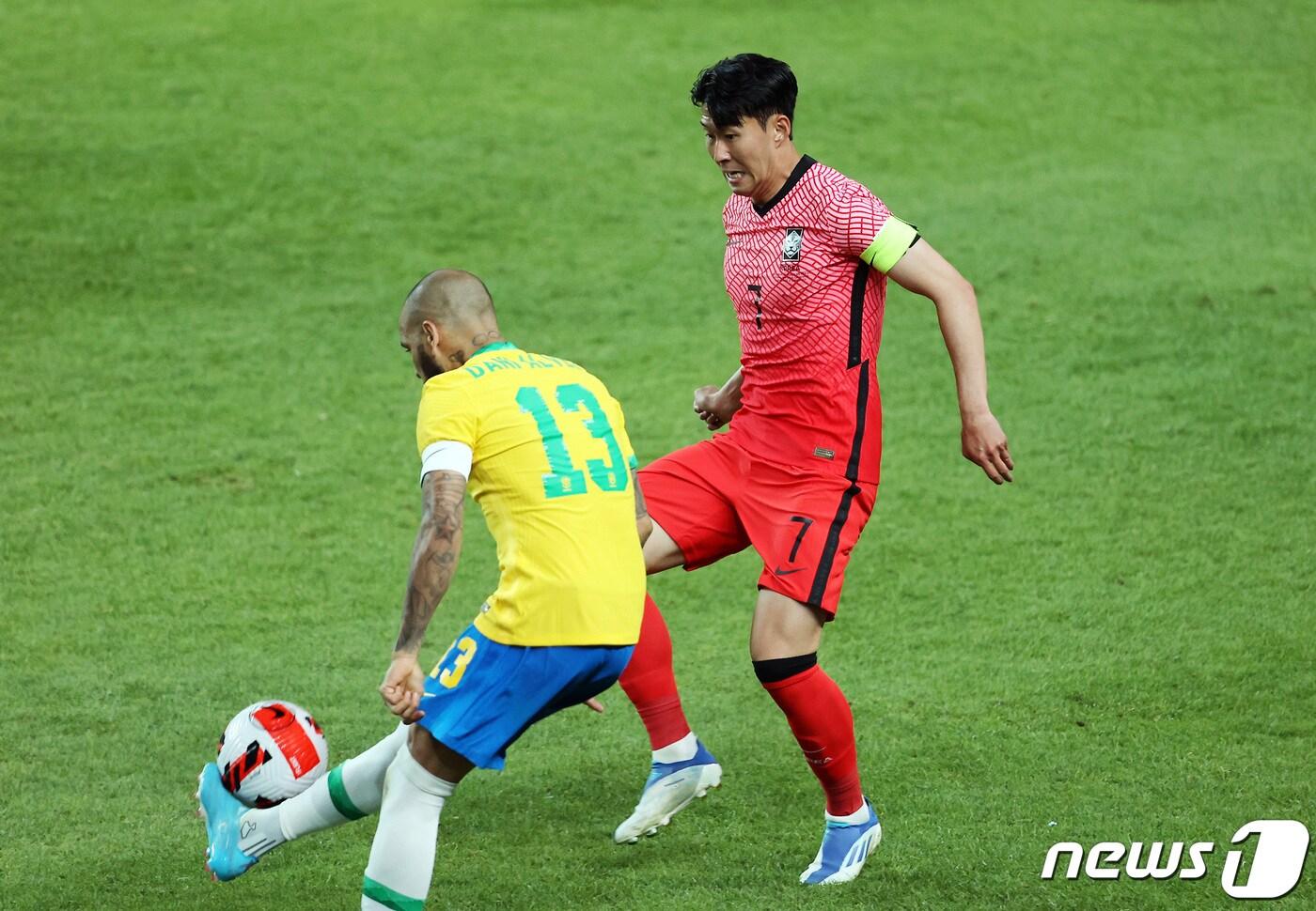 2일 오후 서울 마포구 서울월드컵경기장에서 열린 대한민국과 브라질과의 친선 경기 후반, 대한민국 손흥민이 브라질 다니엘 알베스와 볼다툼하고 있다. 이날 대한민국은 1대5로 패배했다. 2022.6.2/뉴스1 ⓒ News1 조태형 기자