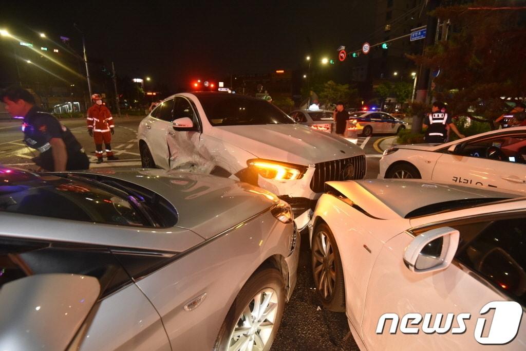 서울 동대문구 장한평역인근에서 교통사고가 발생, 출동한 동대문소방서 대원들이 안전조치를 하고 있다.&#40;동대문소방서 제공&#41; 2022.6.20/뉴스1