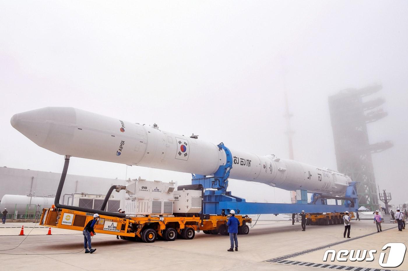 지난해 한국형 발사체 누리호&#40;KSLV-Ⅱ&#41;가 전남 고흥군 나로우주센터 조립동에서 나와 발사대로 이송되고 있다. &#40;한국항공우주연구원 제공&#41; 2022.6.20/뉴스1