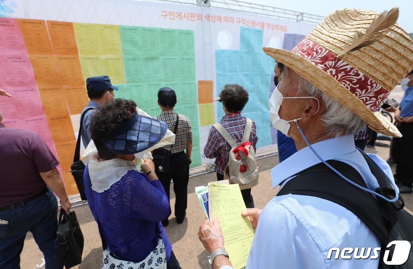 ‘노인 일자리 채용 한마당’에서 어르신들이 구직활동을 하고 있다. /뉴스1 ⓒ News1 