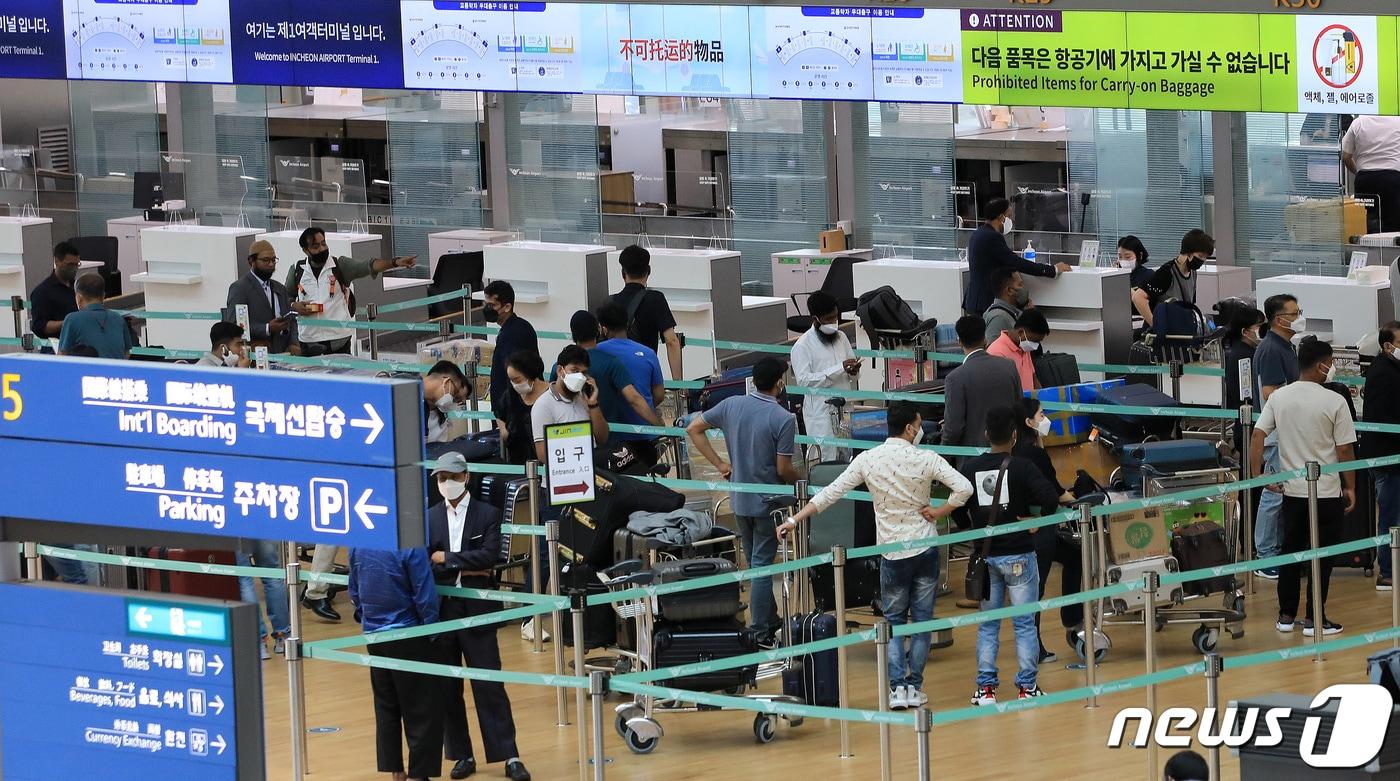 인천국제공항 제1여객터미널 출국장 항공사 카운터가 여행객들로 북적이고 있다. 2022.6.26/뉴스1 ⓒ News1 구윤성 기자