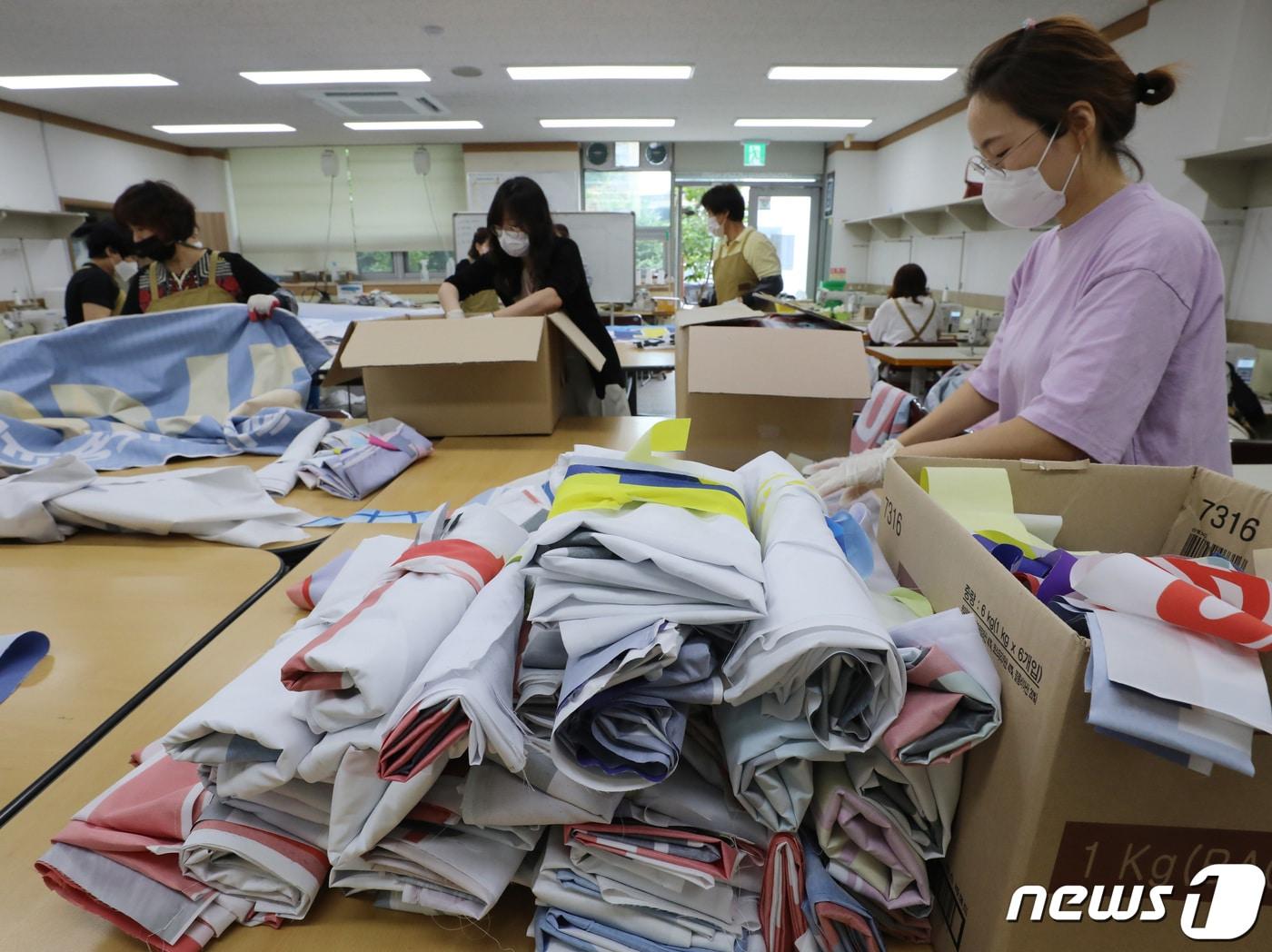 경기 수원시 팔달구 수원시가족여성회관에서 경기도 여성단체협의회 수원시지회 회원들이 폐현수막으로 낙엽 수거용 자루를 만들고 있다. ⓒ News1 김영운 기자