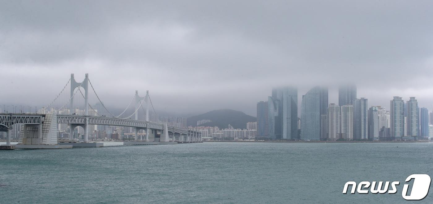 부산 남구 이기대해안산책로에서 바라 본 해운대 방면 상공이 장마전선 영향으로 먹구름이 머물고 있다. &#40;자료사진&#41; 2022.6.28/뉴스1 ⓒ News1 김영훈 기자