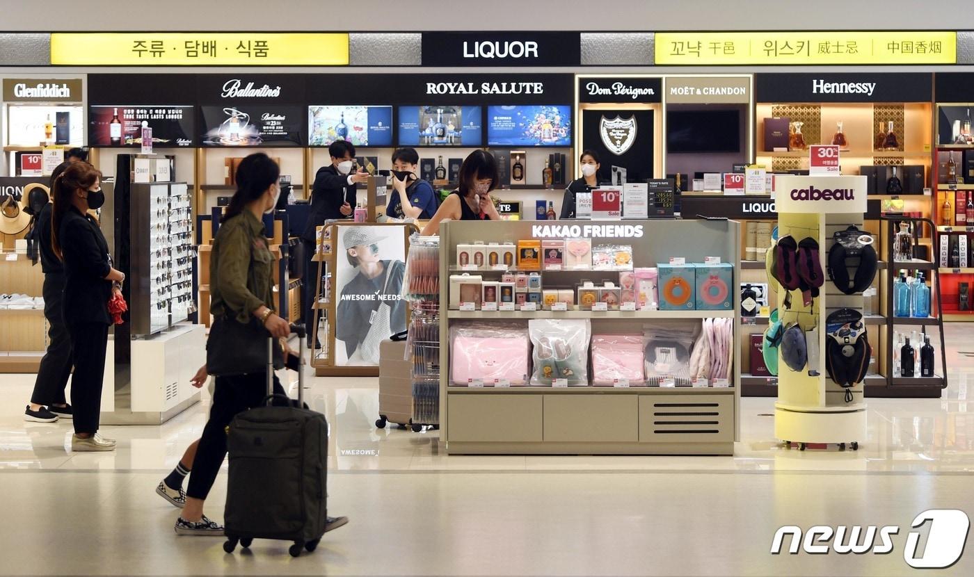 서울 강서구 김포공항 국제선 청사에서 승객이 면세점을 이용하고 있다. &#40;공동취재, 사진은 기사 내용과 무관함&#41; / 뉴스1 ⓒ News1