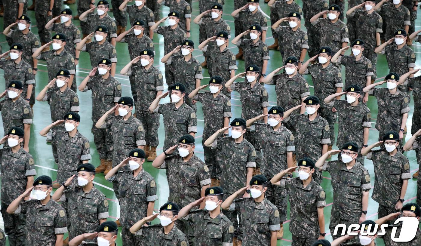 충남 논산 육군훈련소 연무관에서 열린 신병 수료식에서 장병들이 거수 경례를 하고 있다 /뉴스1 ⓒ News1 김기태 기자