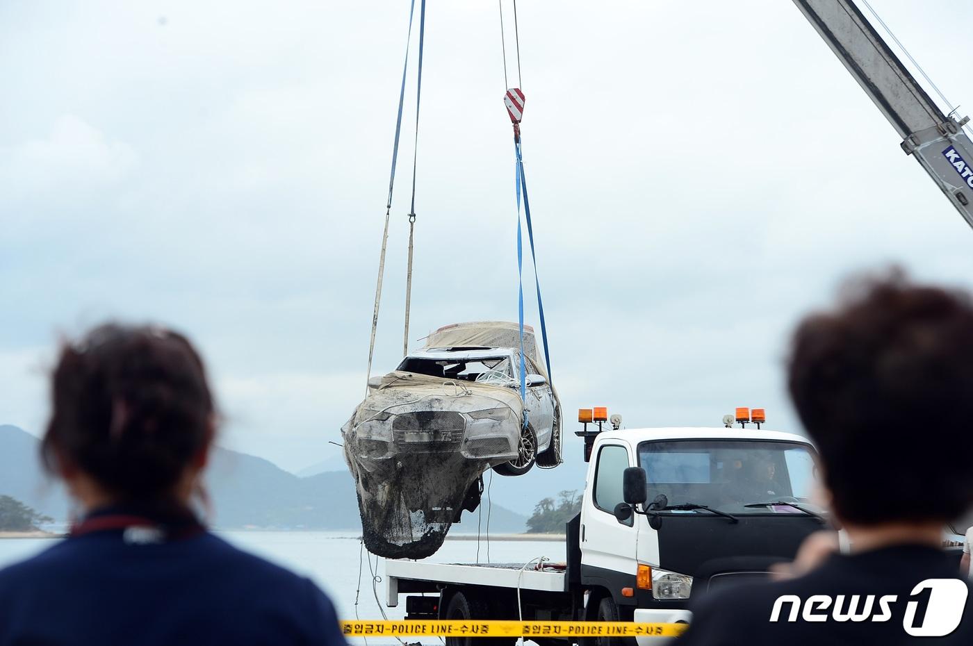 전남 완도군 신지면 송곡선착장에서 인근 마을 주민들이 최근 실종된 조유나양&#40;10&#41; 일가족이 탔던 아우디 차량의 인양 과정을 지켜보고 있다./뉴스1 DB ⓒ News1 정다움 기자