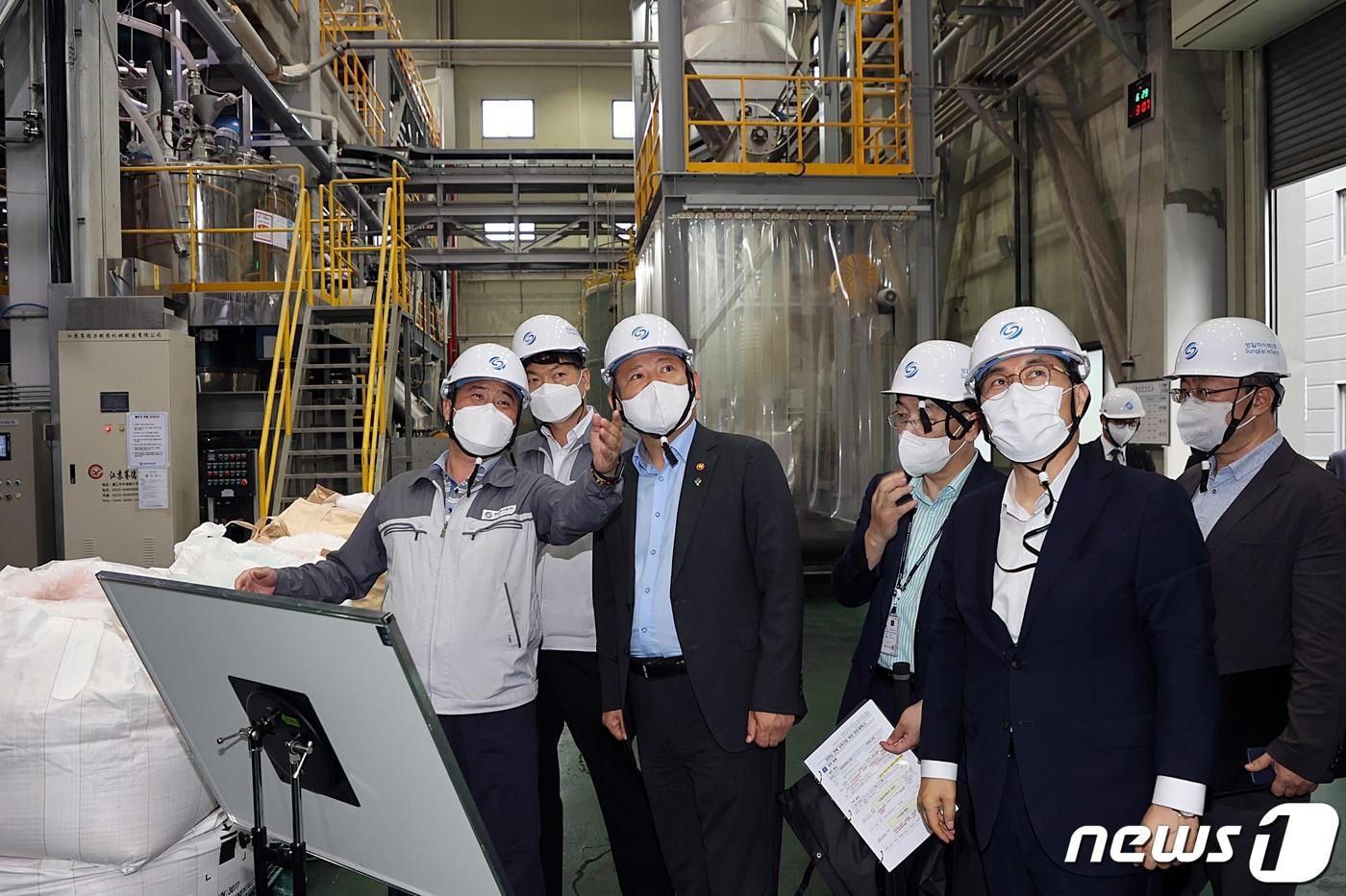 이상민 행정안전부 장관이 전북 군산시 성일하이텍에서 폐배터리 리사이클링 생산시설 작업 현장을 둘러보고 있다. &#40;행안부 제공&#41; 2022.6.29/뉴스1