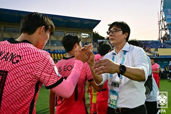 U-23 대표팀 황선홍 감독이 8일&#40;이하 한국시간&#41; 우즈베키스탄 타슈켄트의 파흐타코르 스타디움에서 열린 태국과의 2022 U-23 아시아축구연맹&#40;AFC&#41; 아시안컵 C조 조별리그 3차전에서 선수들과 하이파이브를 나누고 있다. &#40;대한축구협회 제공&#41; 2022.6.8/뉴스1