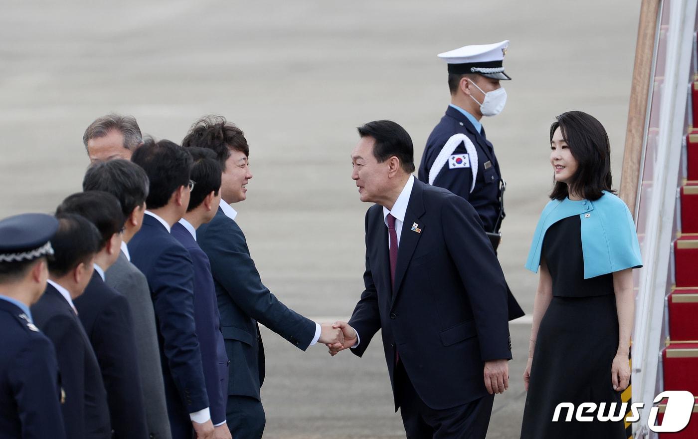 윤석열 대통령이 3박5일 동안 스페인 마드리드에서 열린 나토&#40;NATO·북대서양조약기구&#41; 정상회의 첫 순방을 마치고 김건희 여사와 2022년 7월 1일 경기 성남 서울공항에 도착해 이준석 국민의힘 대표와 악수하고 있다. &#40;대통령실사진기자단&#41; 2022.7.1/뉴스1 ⓒ News1 안은나 기자