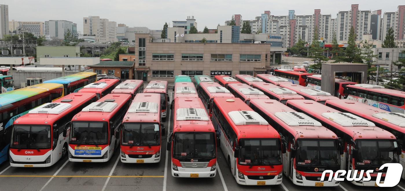 노사 협상 결렬로 경진여객의 입석금지에 이어 전면파업이 시작된 지난해 7월11일 오전 경기 수원시 권선구 경진여객 버스차고지에 파업 중인 버스들이 주차돼 있다. 2022.7.11/뉴스1 ⓒ News1 김영운 기자