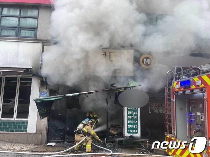  광주 북구 용봉동 한 전동킥보드 업체 점포에서 화재가 발생, 소방당국이 진화 작업을 하고 있다. &#40;북부소방 제공&#41;/2022.7.11/뉴스1 ⓒ News1 이승현 수습기자