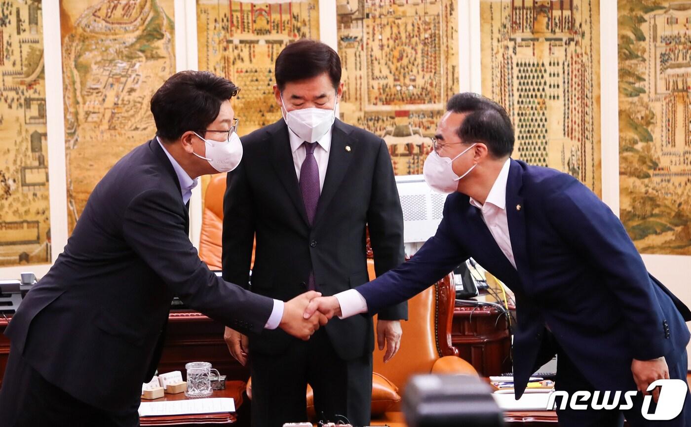 권성동 국민의힘 원내대표&#40;왼쪽&#41;와 박홍근 더불어민주당 원내대표가 국회에서 열린 회동에서 악수하고 있다. 가운데는 김진표 국회의장. &#40;공동취재&#41; 2022.7.12/뉴스1 ⓒ News1 허경 기자