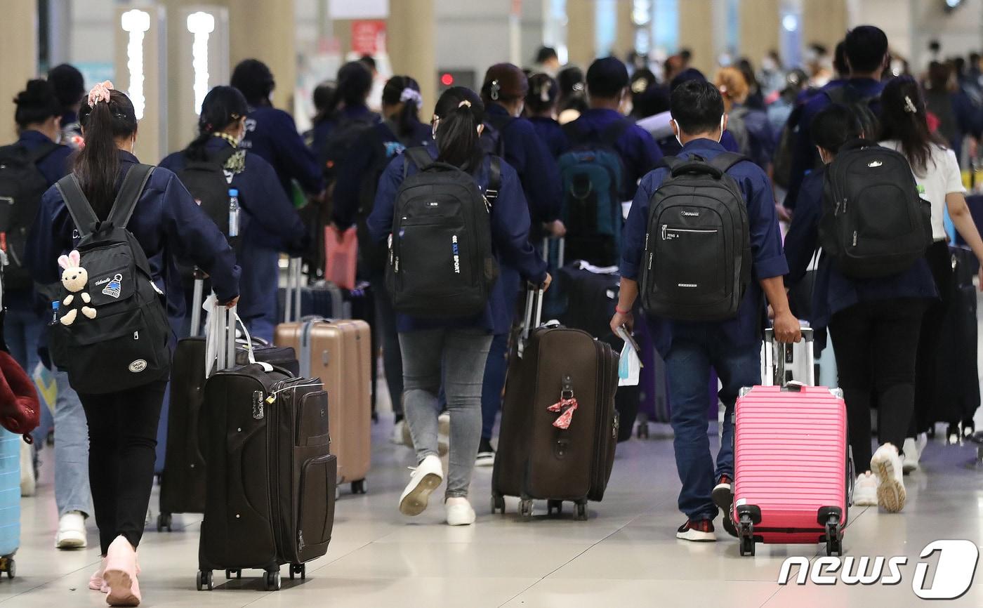 인천국제공항 제1여객터미널 입국장에 외국인 근로자가 입국하고 있다. /뉴스1 ⓒ News1 임세영 기자