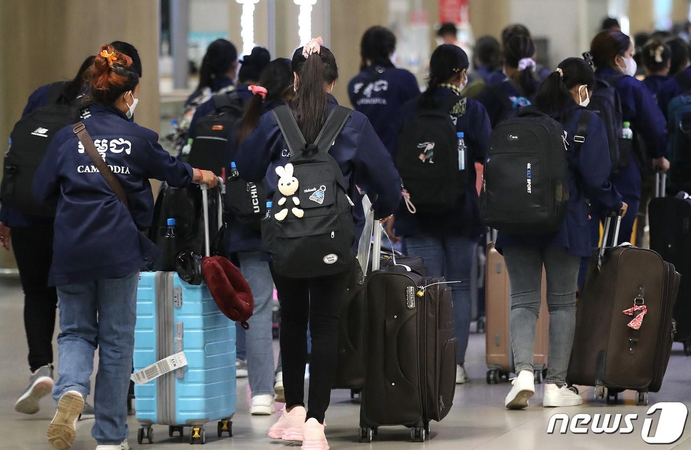 외국인 근로자들이 인천공항을 통해 입국하고 있다.ⓒ News1 임세영 기자