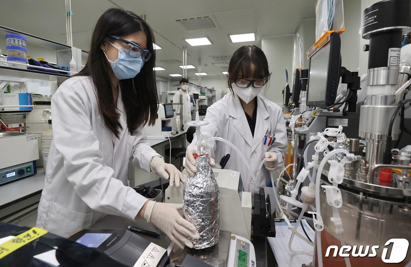 경기도 성남시 분당구 SK바이오사이언스 연구소에서 연구원들이 신약 연구를 하고 있다. 2022.7.13/뉴스1 ⓒ News1 사진공동취재단