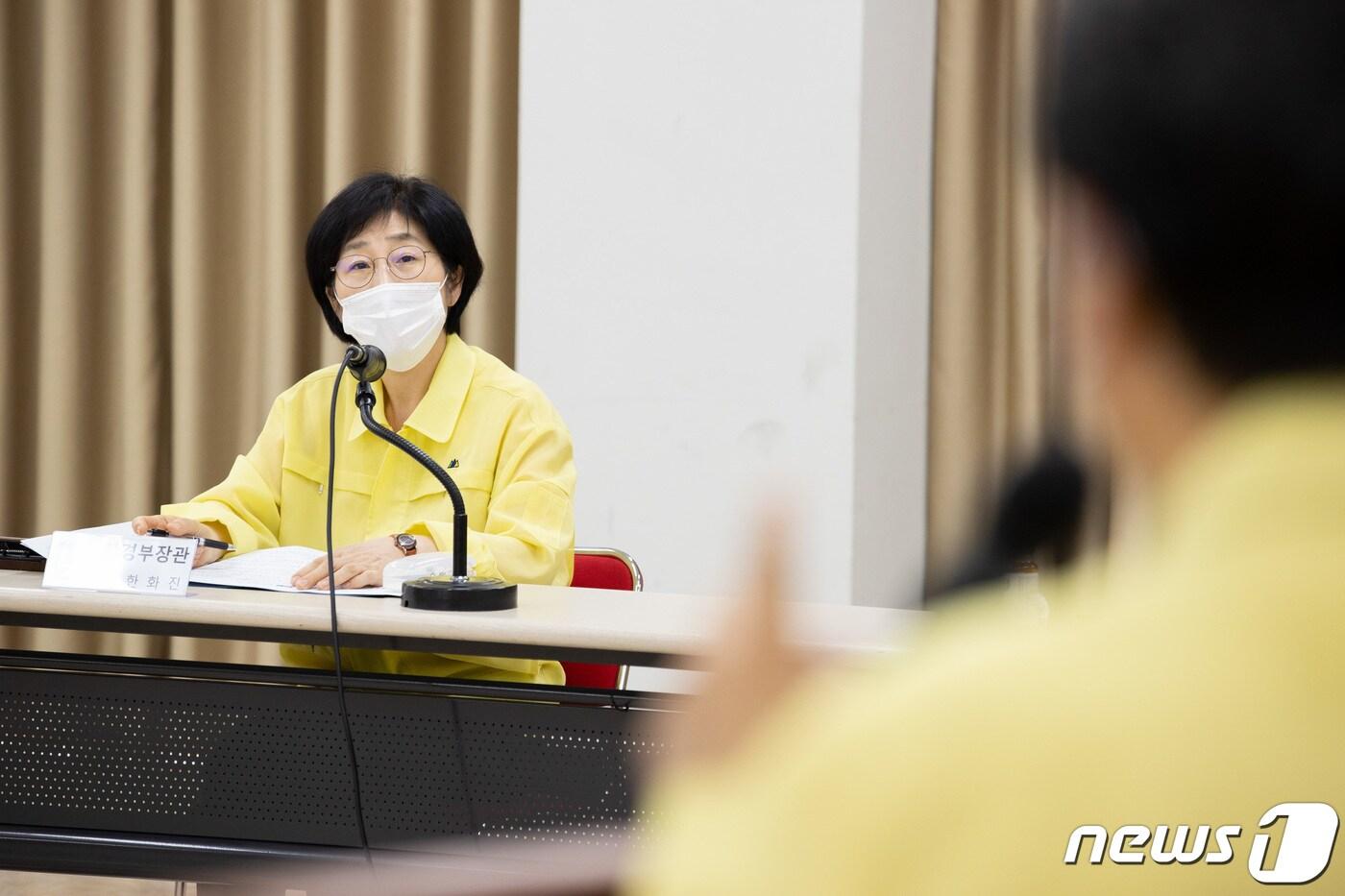 한화진 환경부 장관이 지난 2022년 경기도 수원 장안구 광교정수장에서 수원의 수돗물 유충 발생 현장 대응상황을 점검한 후 관계자들과 대화를 나누고 있다. &#40;환경부 제공&#41; 2022.7.15/뉴스1