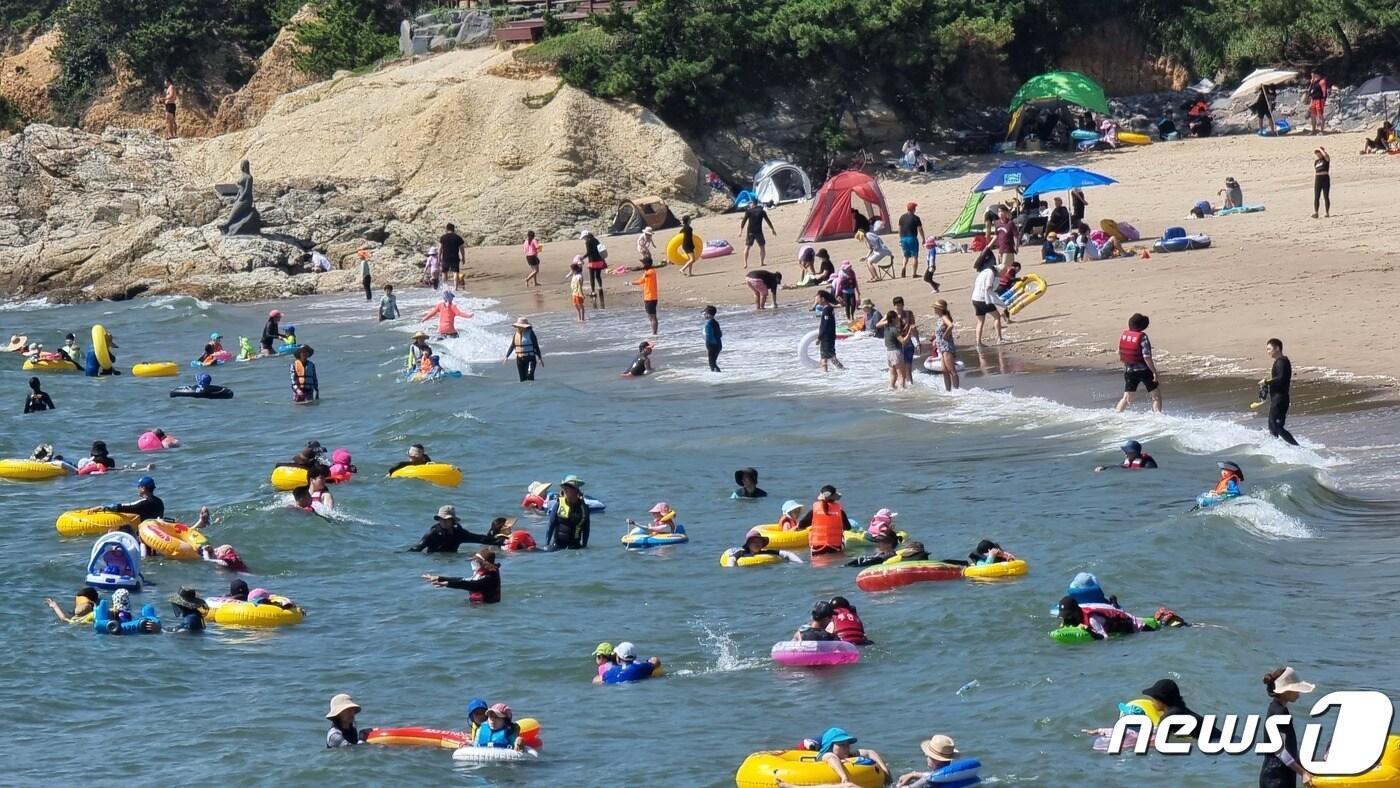 17일 오후 전북 부안군 격포해수욕장에서 피서객들이 물놀이를 즐기고 있다.2022.7.17/뉴스1 ⓒ News1 이지선 기자