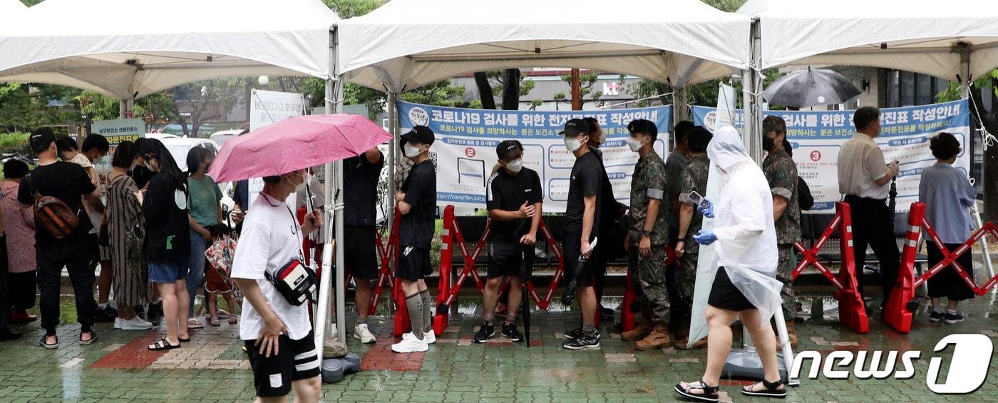 울산 남구보건소 선별진료소에서 시민들이 신종 코로나바이러스 감염증&#40;코로나19&#41; 검사를 받기 위해 줄지어 서 있다. 2022.7.18/뉴스1 ⓒ News1 윤일지 기자