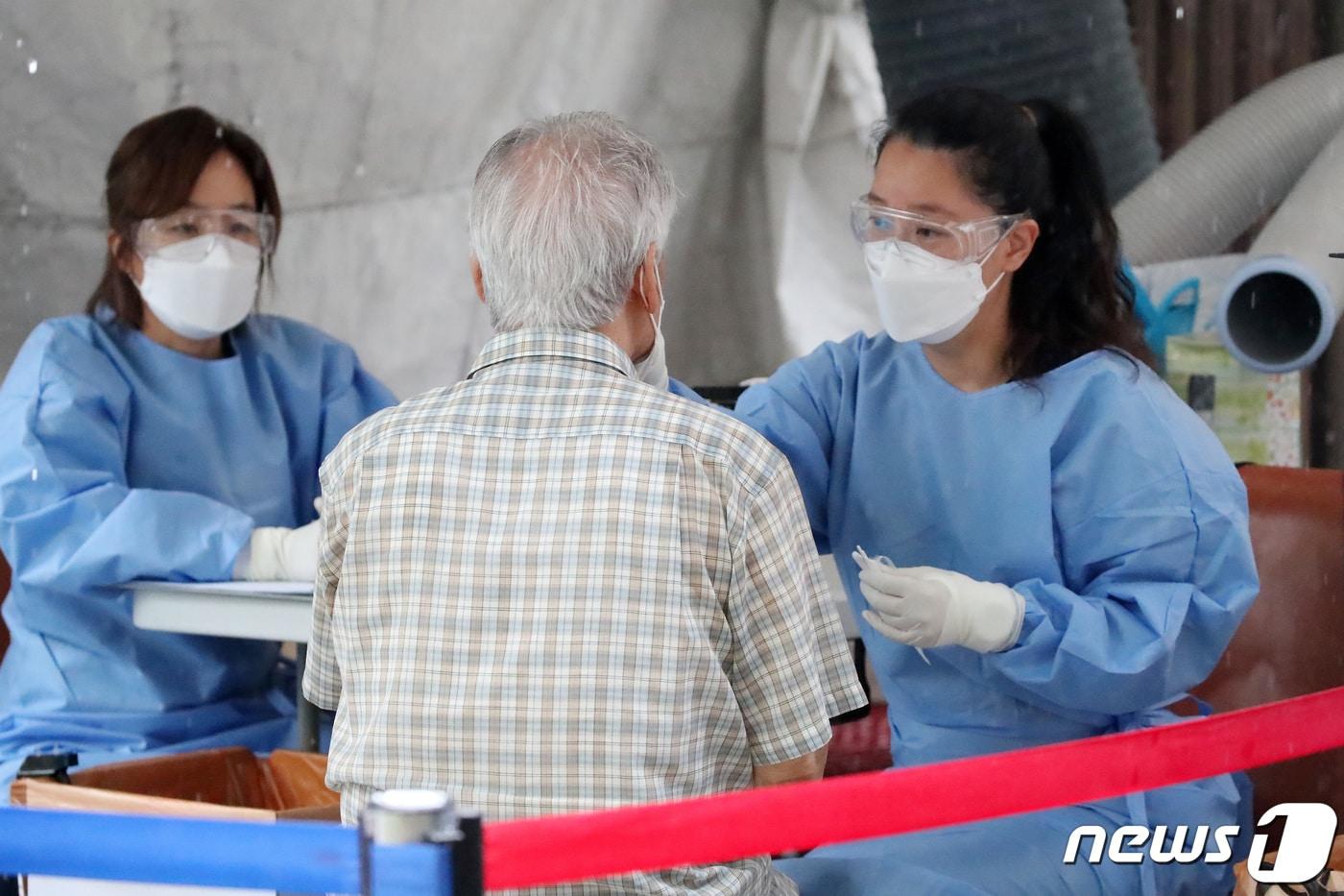 18일 오전 대구 달서구보건소 선별진료소에서 한 시민이 코로나19 PCR검사를 받고 있다. 이날 대구에서 1022명이 코로나19 확진 판정을 받아 휴일 확진자 발생 수로는 지난 4월25일 1422명 이후 12주 만에 최대 규모다. 2022.7.18/뉴스1 ⓒ News1 공정식 기자