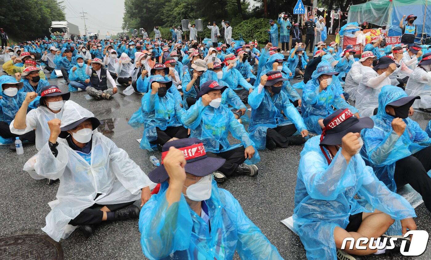 민주노총 공공운수노조 화물연대본부가 하이트진로 이천공장 앞 도로를 완전 점유하고 파업을 실시한 22일 오후 경기 이천시 하이트진로 이천공장 앞에 화물연대 노조원 및 집회 참가자들이 집회를 벌이고 있다. 2022.7.22/뉴스1 ⓒ News1 김영운 기자