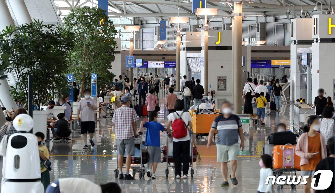 24일 인천국제공항 제1여객터미널에서 여행을 떠나는 관광객들이 인파를 이루고 있다.  2022.7.25/뉴스1 ⓒ News1 장수영 기자