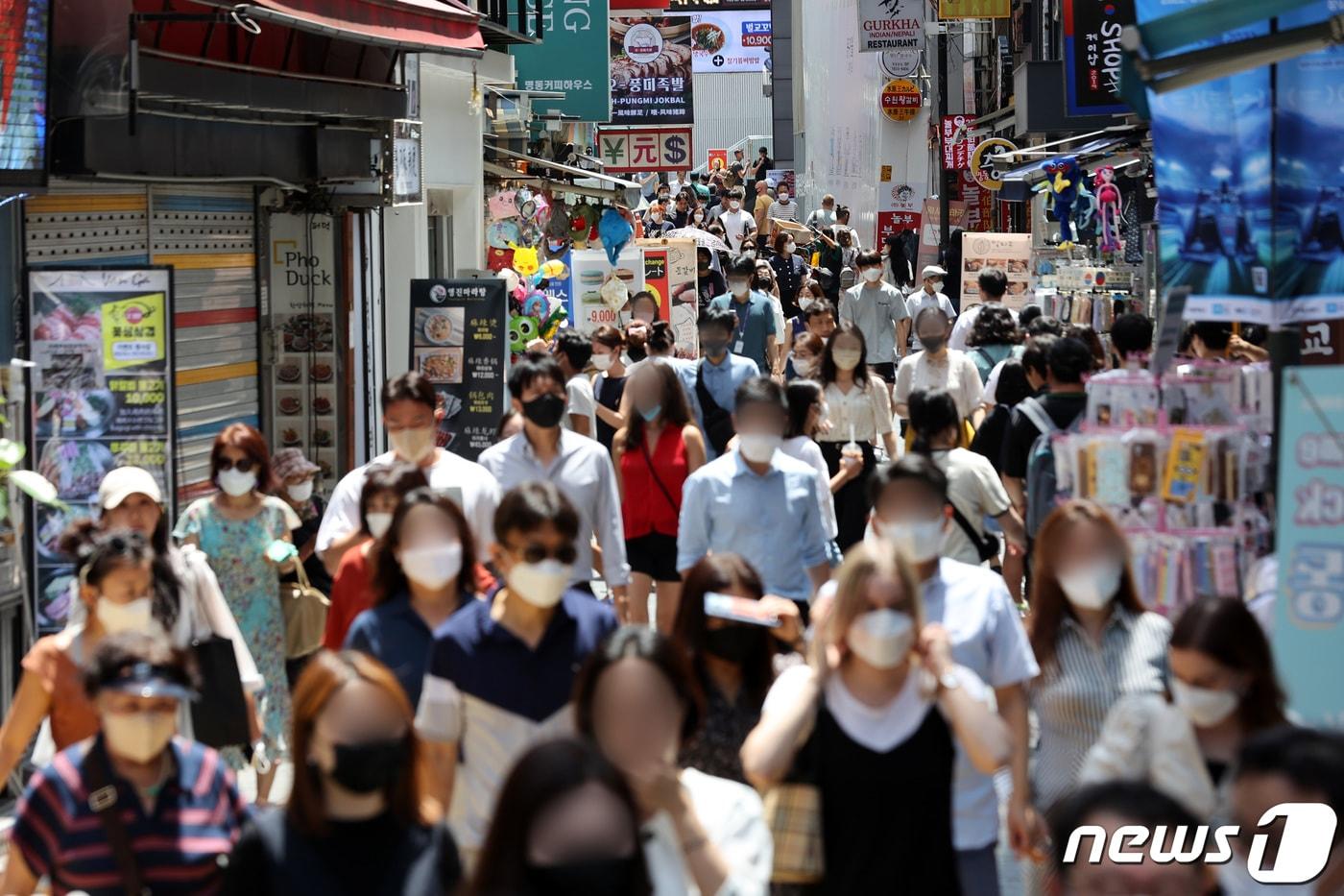 서울 시내 한 거리에서 시민들이 마스크를 착용한 채 발걸음을 옮기고 있다. 2022.7.25/뉴스1 ⓒ News1 조태형 기자