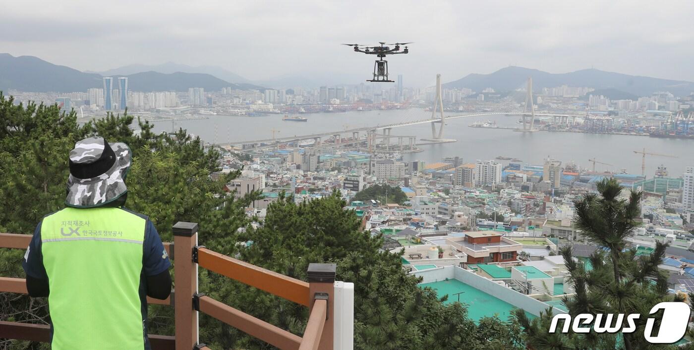 26일 부산 영도구 청학 배수지 전망대에서 열린 &#39;한국국토정보공사&#40;LX&#41; 지적재조사지구 현장 시연회&#39; 에서 LX관계자가 드론을 활용한 지적재조사 측량을 시연하고 있다. 2022.7.26/뉴스1 ⓒ News1 김영훈 기자