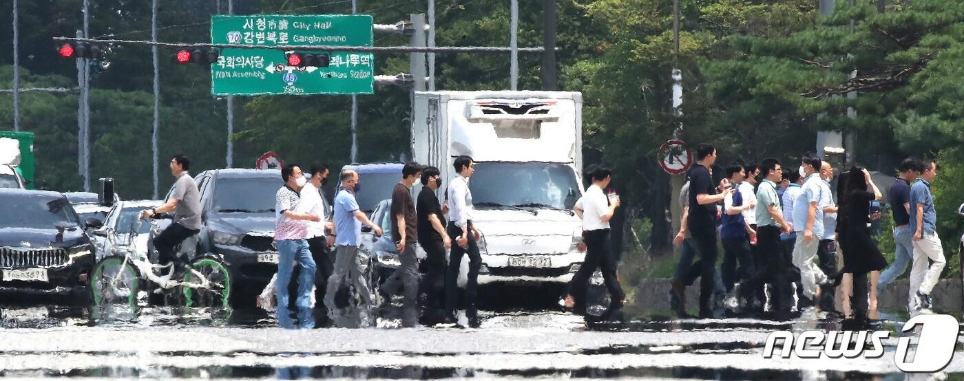 삼복더위의 두번째 &#39;중복&#39;인 지난 26일 오후 서울 여의도공원 앞 횡단보도에 아지랑이가 피어오르고 있다.  2022.7.26/뉴스1 ⓒ News1 임세영 기자