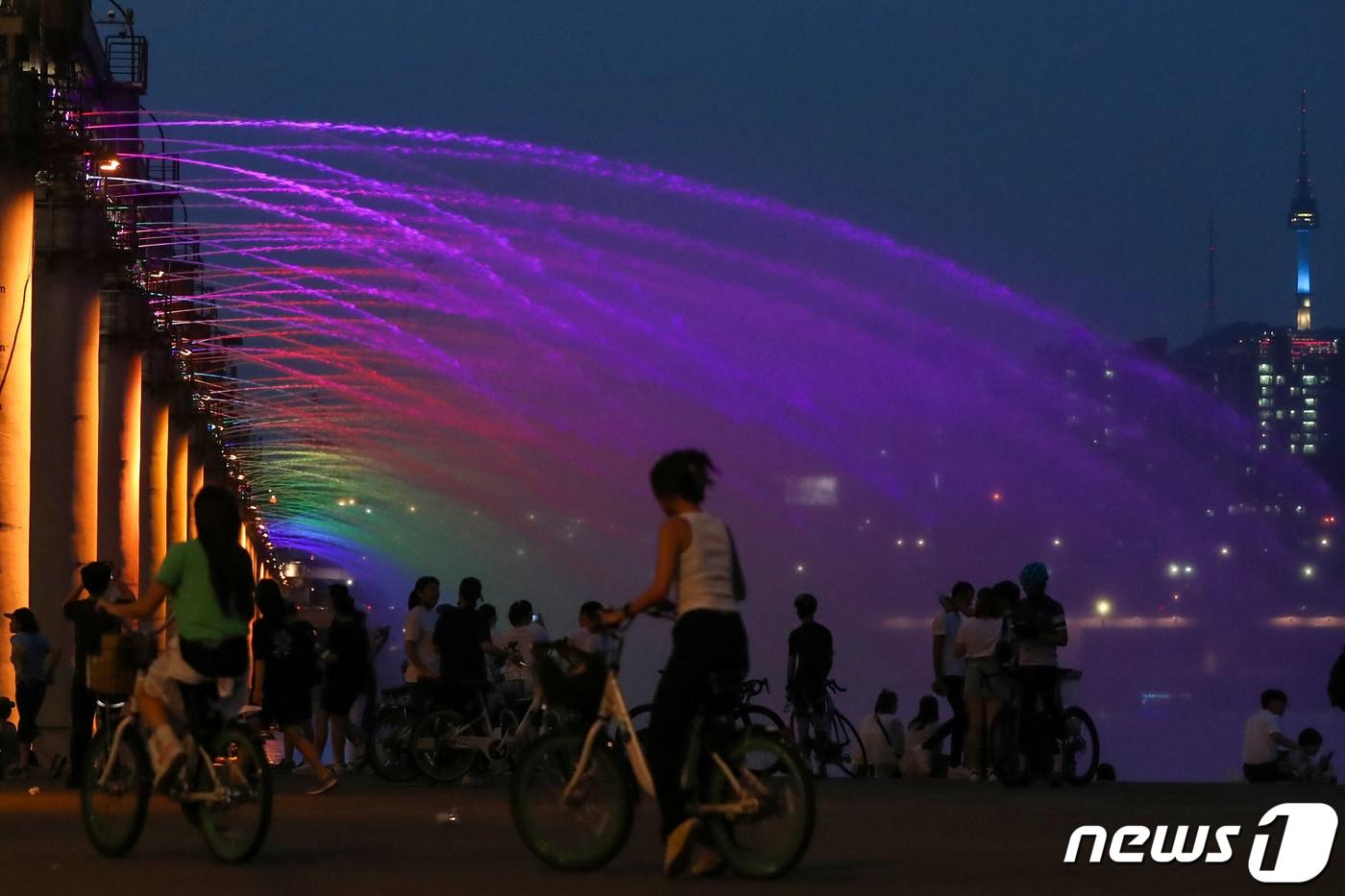 서울 서초구 반포한강공원에서 시민들이 반포대교 달빛무지개분수를 감상하며 열대야를 이겨내고 있다. /뉴스1 ⓒ News1 민경석 기자