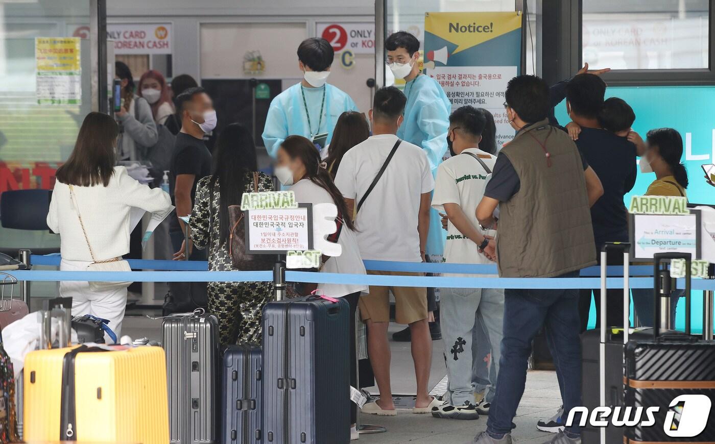 인천국제공항 1터미널 신종 코로나바이러스 감염증&#40;코로나19&#41; 검사센터에서 해외 입국자들이 검사를 받기 위해 기다리고 있다./뉴스1 ⓒ News1 임세영 기자