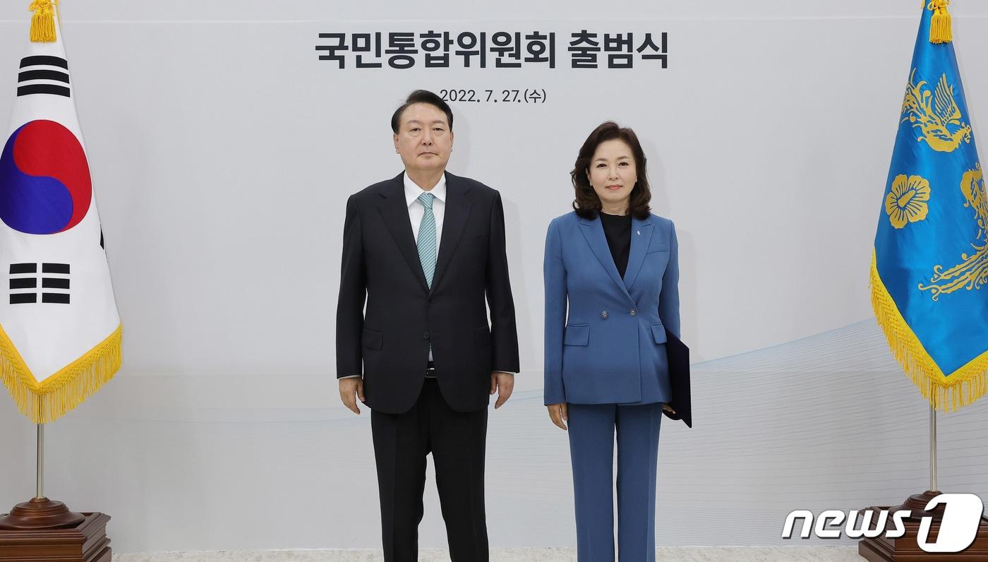 윤석열 대통령이 2022년 7월 27일 용산 대통령실 청사에서 열린 국민통합위원회 출범식에서 김민전 정치·지역 분과위원장에게 임명장을 수여한 뒤 기념 촬영하고 있다. &#40;대통령실사진기자단&#41; 2022.7.27/뉴스1 ⓒ News1 안은나 기자