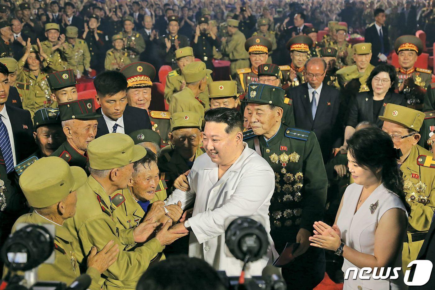 &#40;평양 노동신문=뉴스1&#41; = 북한이 27일 조국해방전쟁&#40;한국전쟁&#41; 승리를 기념하는 &#39;전승절&#39; 69주년 기념행사를 성대하게 진행했다. 김정은 총비서는 리설주 여사와 함께 이날 행사에 참석해 전쟁 노병들을 격려하는 시간을 가졌다. [국내에서만 사용가능. 재배포 금지. DB 금지. For Use Only in the Republic of Korea. Redistribution Prohibited] rodongphoto@news1.kr