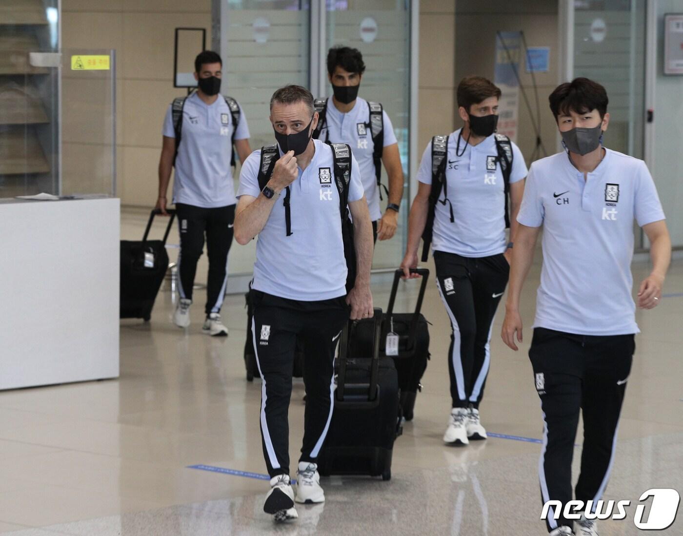 동아시아축구연맹&#40;EAFF&#41; E1 챔피언십을 마친 파울루 벤투 대한민국 축구대표팀 감독이 28일 오후 인천국제공항 2터미널을 통해 귀국하고 있다.  2022.7.28/뉴스1 ⓒ News1 신웅수 기자