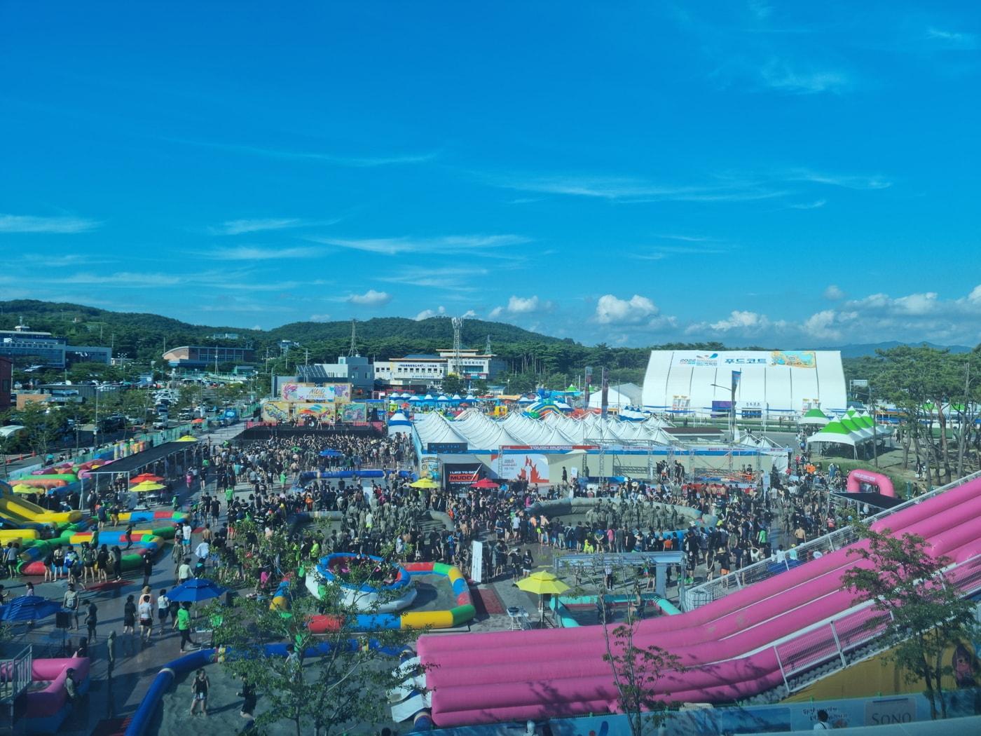 보령해양머드박람회장 내 머드축제장에 관광객들이 북적이고 있다.&#40;보령시 제공&#41;ⓒ 뉴스1