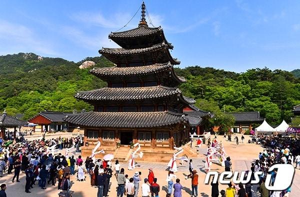 보은군 법주사 탑돌이 재연 장면. &#40;보은군 제공&#41;ⓒ 뉴스1