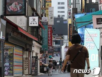 폐업 점포가 즐비한 서울 중구 명동 상가일대 모습. &#40;뉴스1DB&#41; ⓒ News1 송원영 기자