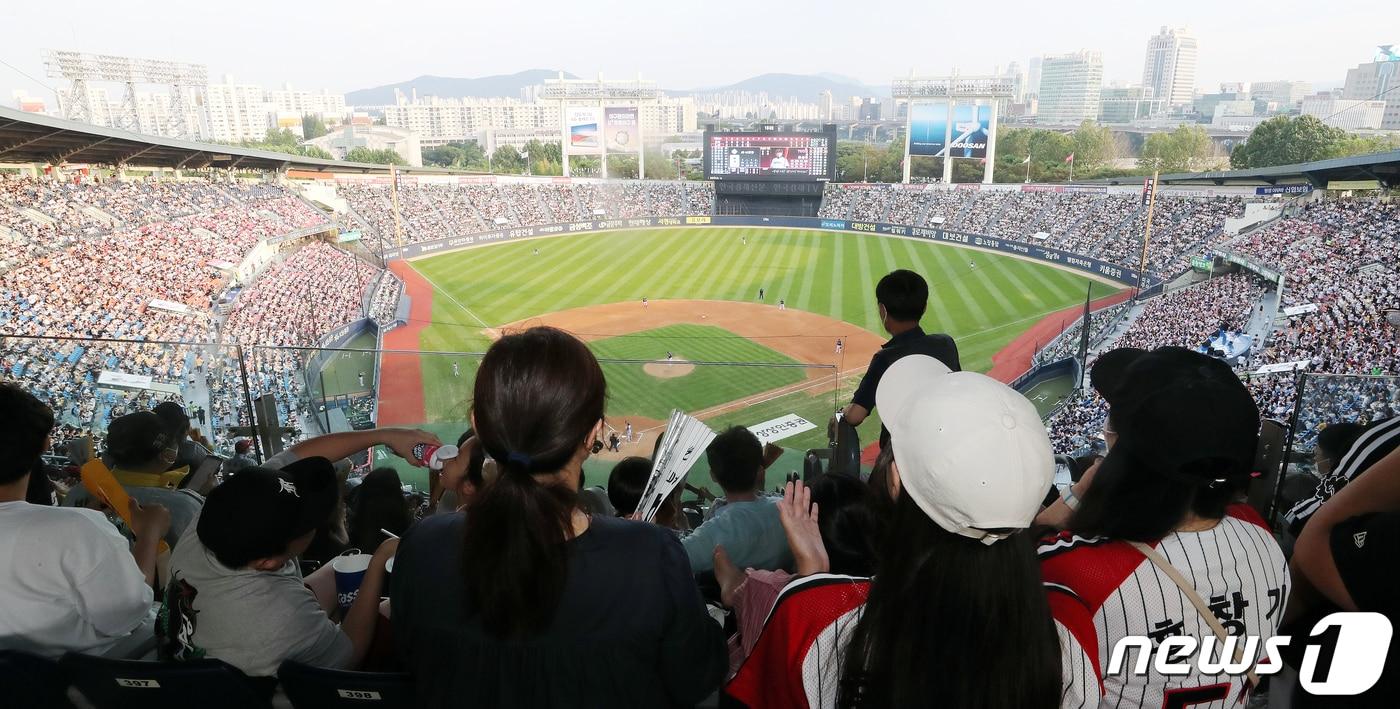 지난 2022년 7월3일 서울 송파구 잠실야구장에서 프로야구 &#39;2022 신한은행 SOL KBO리그&#39; 롯데 자이언츠와 LG 트윈스 경기가 열리고 있다. 이날 경기는 LG의 홈 경기 기준 잠실구장이 매진된 것으로 올 시즌 처음이다. 마지막 매진은 지난 2019년 9월29일 LG-두산의 경기로, 이날 2년 10개월만에 관중석이 가득 들어찼다. 2022.7.3/뉴스1 ⓒ News1 김진환 기자