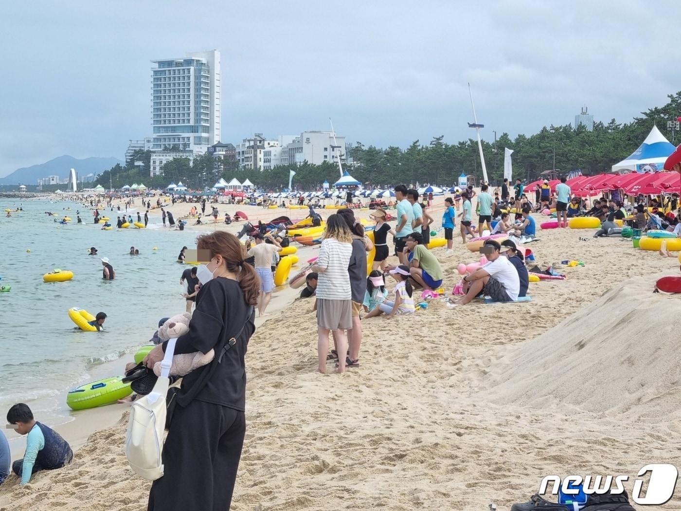 올 피서철 극성수기가 시작된 지난 30일 강원 강릉 경포해수욕장 백사장이 물놀이를 즐기러 온 피서객으로 가득하다. 2022.7.30 ⓒ News1 윤왕근 기자